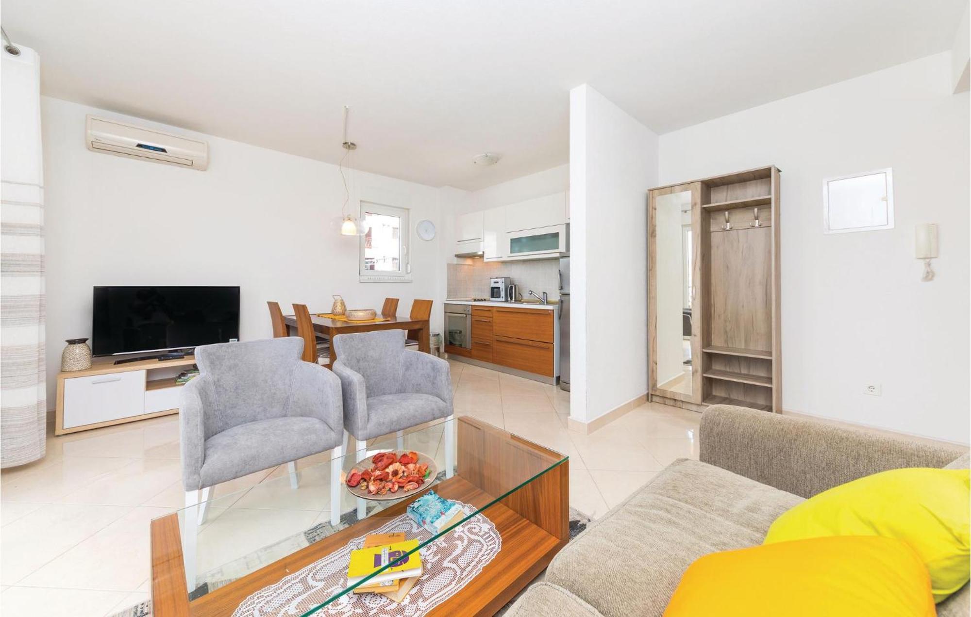 1 Bedroom Stunning Apartment In Okrug Gornji Трогір Екстер'єр фото